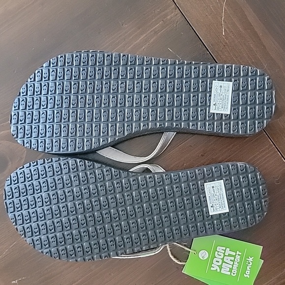 NEW Yoga Spree 4 Silver/Black Sandal flip flops Size 7 - Picture 4 of 4